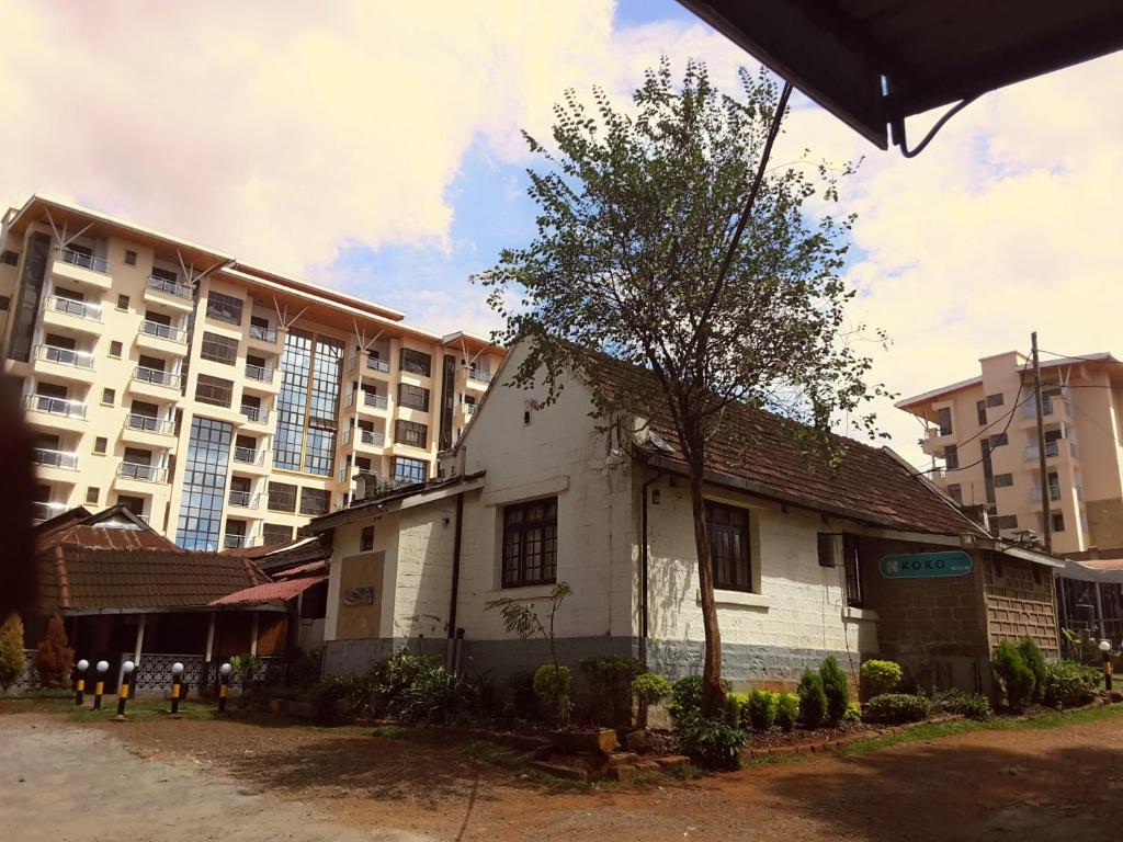 budynek przed dużym budynkiem apartamentowym w obiekcie DENOBASE MILIMANI w mieście Nairobi