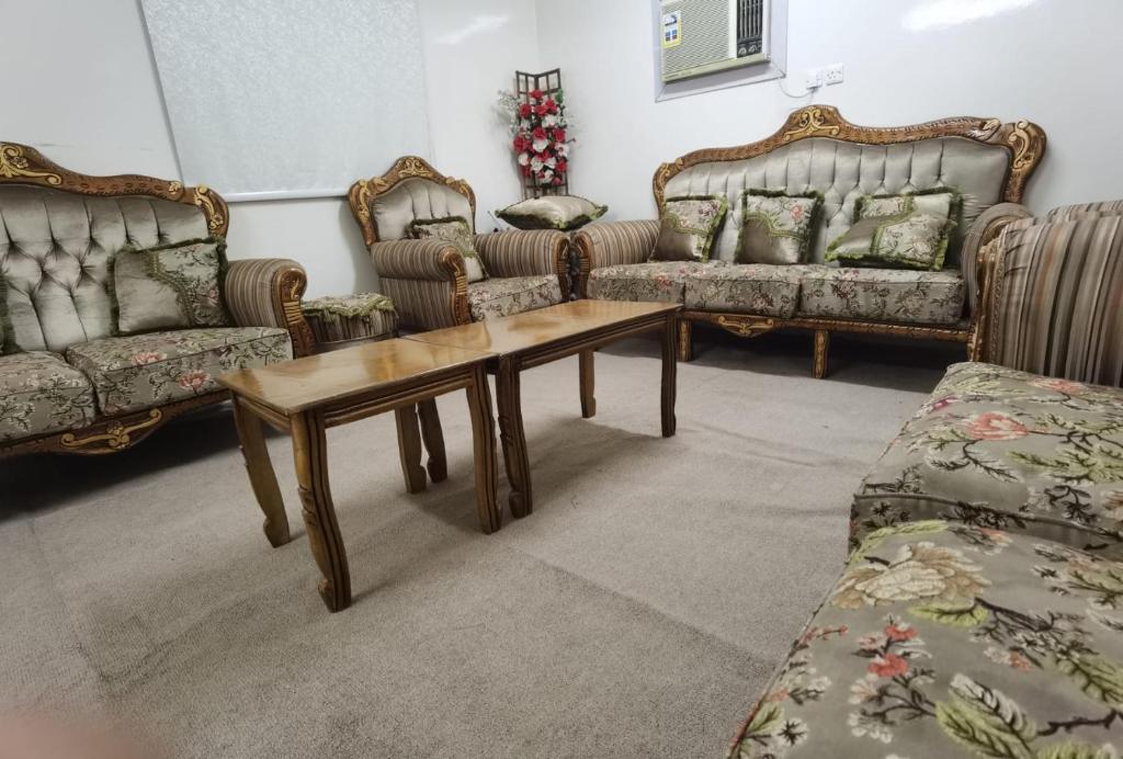 a living room with couches and a coffee table at شقة عائلية -ليست فندقية- 8 دقائق بالسيارة للحرم أو قباء - in Medina
