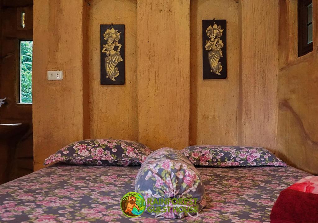 Una cama o camas en una habitación de Rain Forest Guest House and Jungle Trekking