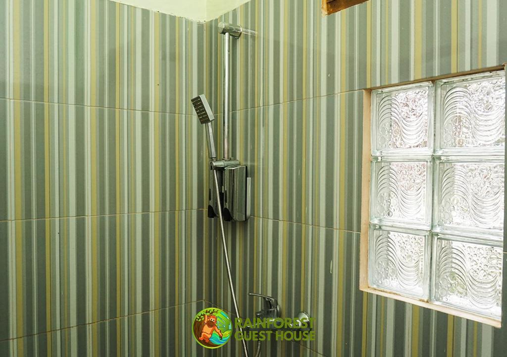 Un baño de Rain Forest Guest House and Jungle Trekking