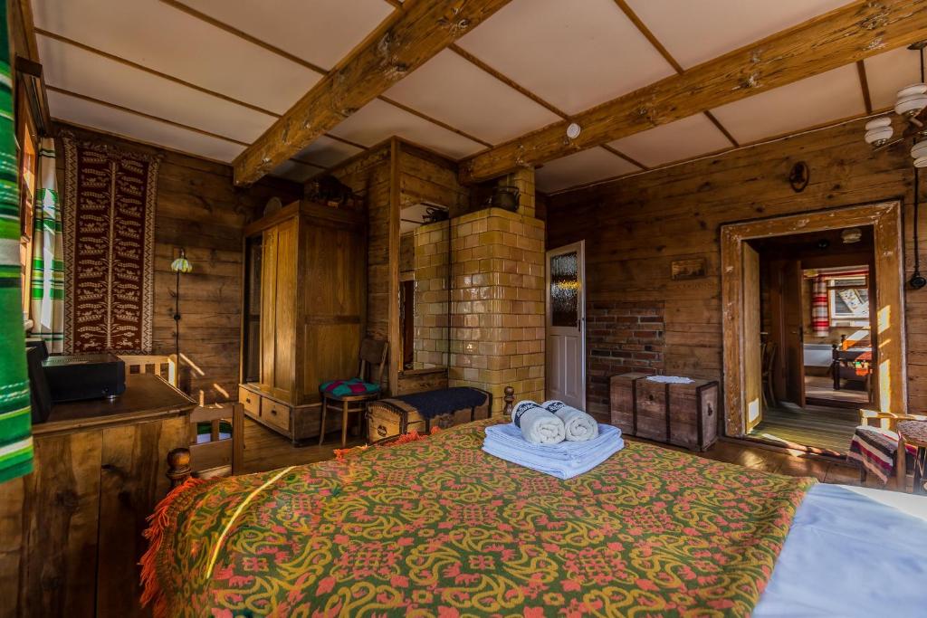 1 dormitorio con 1 cama grande en una habitación en MorzeLas Chata Białowieża en Białowieża