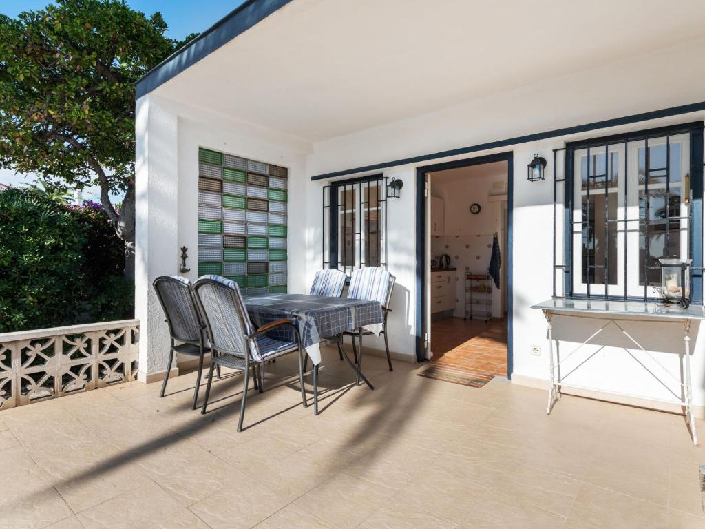 un patio con mesa y sillas en un porche en Belvilla by OYO Casa Myjoli, en Vinarós