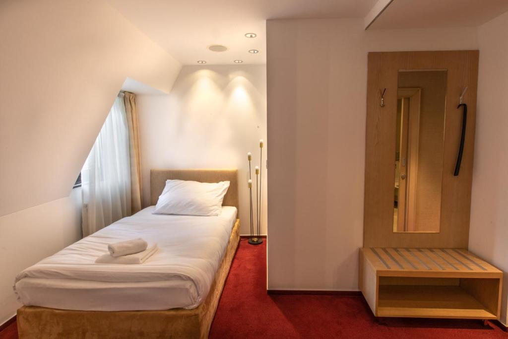 Posteľ alebo postele v izbe v ubytovaní Hotel Villa Nečas Žilina