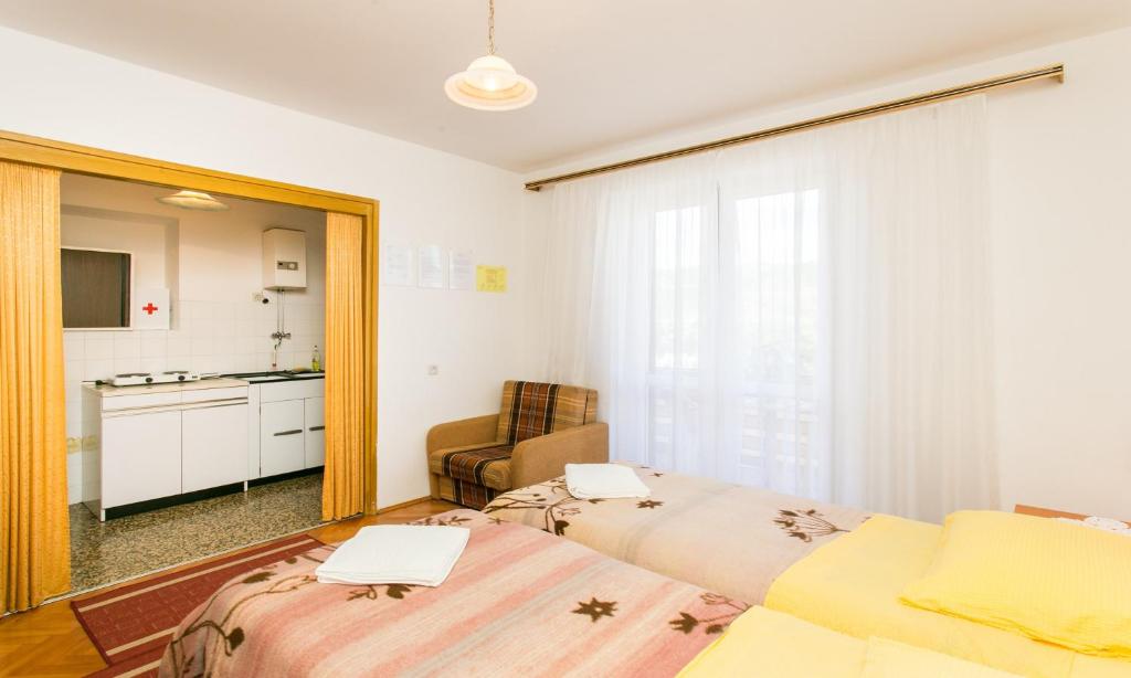 Habitación de hotel con 2 camas y espejo en Guest House Bridge View, en Dubrovnik