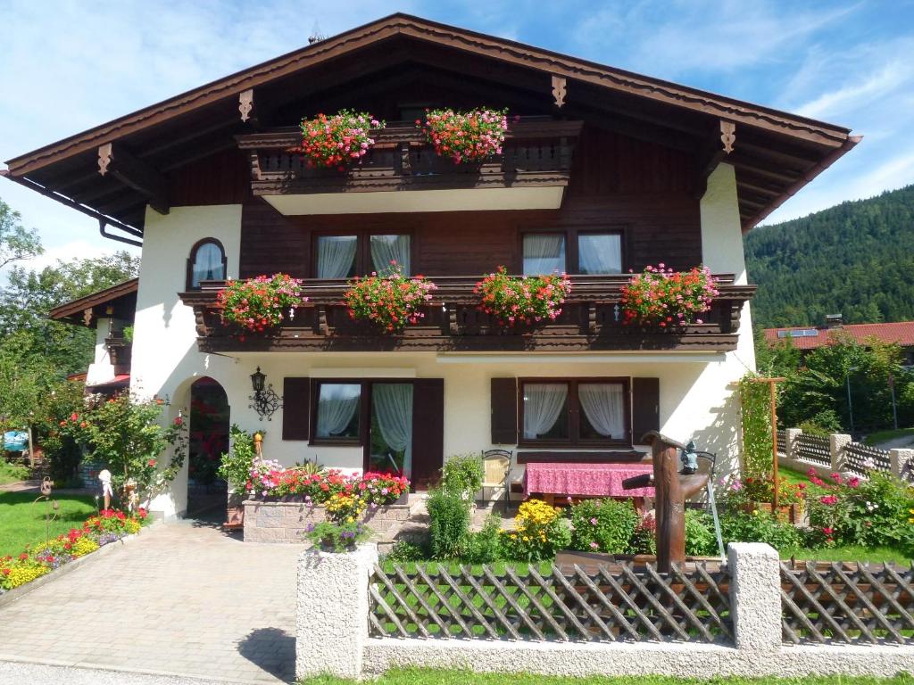 ein Haus mit Blumenkästen auf dem Balkon in der Unterkunft Haus Kehlsteinblick Hettegger in Berchtesgaden