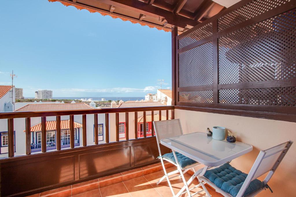 balcón con mesa, sillas y vistas en Apartamento Callao Salvaje, en Callao Salvaje