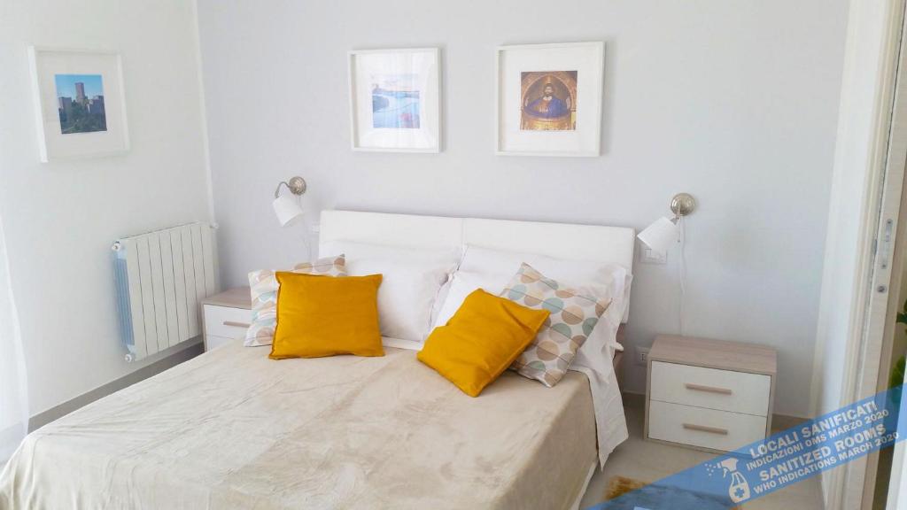 een kleine slaapkamer met een bed met gele kussens bij Casa Vacanze Kiara in Terrasini