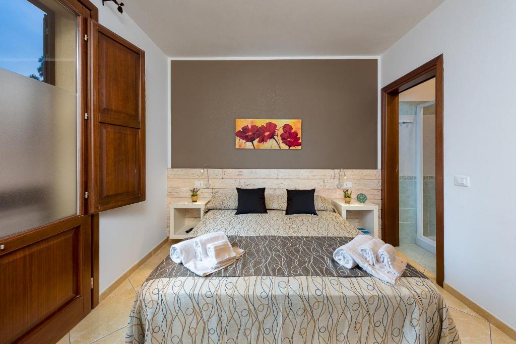 サン・ヴィート・ロ・カーポにあるAppartamento Caradonnaのベッドルーム1室(枕2つ付)