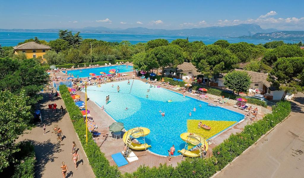 una vista aérea de una gran piscina con gente en ella en Casa Mobile - Cisano San Vito ****, en Calmasino
