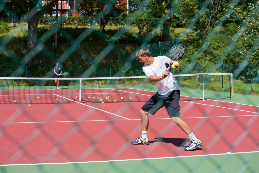 Tenis a/nebo squash v ubytování Smådalarö Gård Hotell & Spa nebo okolí