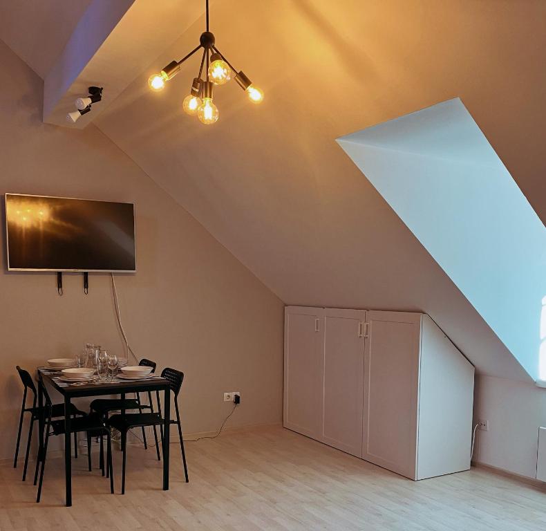une salle à manger avec une table et une grande fenêtre dans l'établissement Apartment 31 Vila Golf Nice Vacation, à Rogaška Slatina