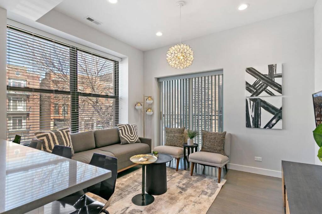 een woonkamer met een bank en een tafel bij Cozy & Modern 3BR Apartment - Division 201W in Chicago