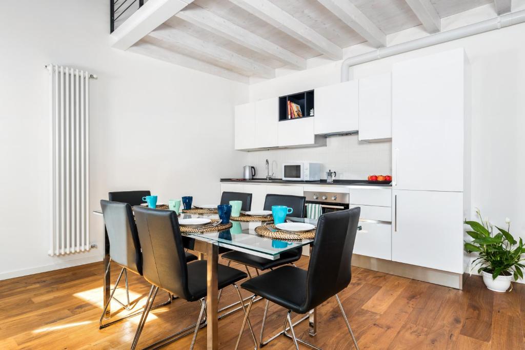 Kuchnia lub aneks kuchenny w obiekcie Guggenheim Luxury Suites By Bricola Apartments