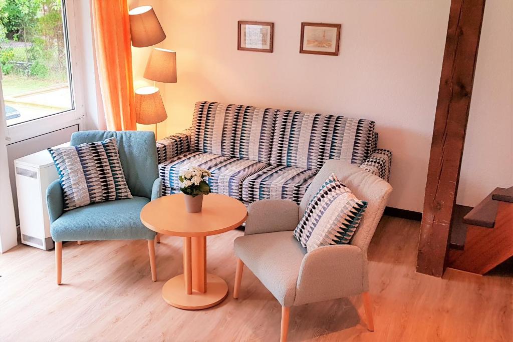 sala de estar con 2 sillas y mesa en Landhaus Braband Ferienhaus ohne WLAN - Christian-Brütt-Weg, en Cuxhaven