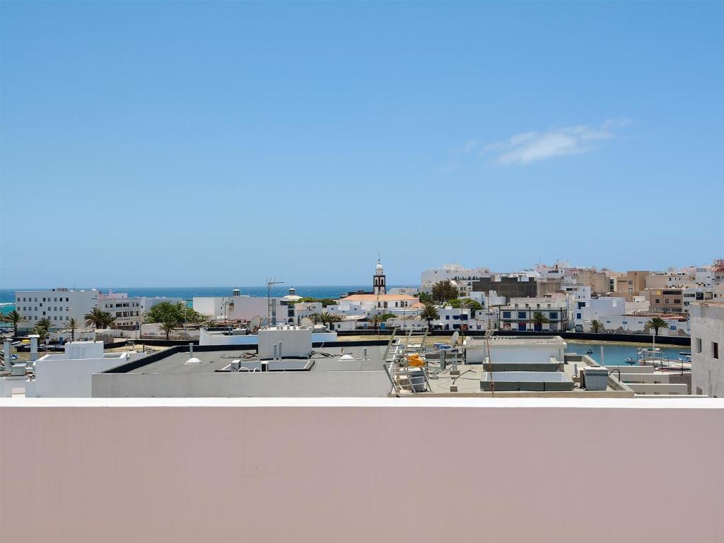 - Vistas al puerto deportivo desde la azotea de un edificio en Centric Home - Solarium Terrace - Sea Views, en Arrecife