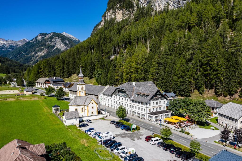 an aerial view of a building with a parking lot at Landhotel Postgut - Tradition seit 1549 in Tweng