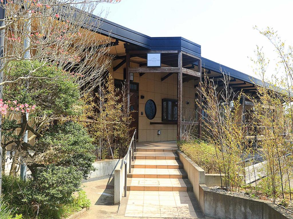 香取市的住宿－小江戶旅舍，一座有楼梯的建筑