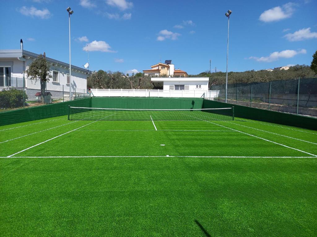 Tenis alebo squash v ubytovaní La Casetta tra Sassi e Ulivi B&B alebo jeho okolí