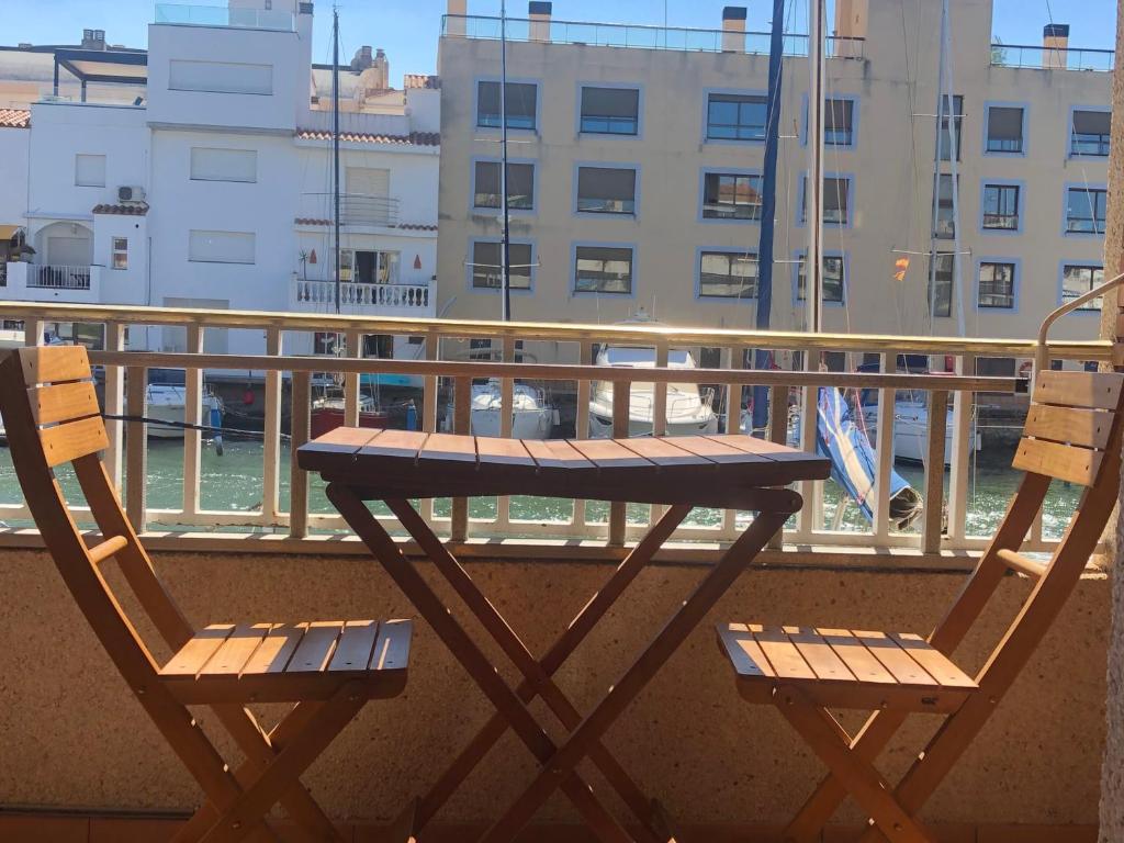 Balkón alebo terasa v ubytovaní PORT AMBAR - Apartamento en la Marina de Empuriabrava - balcón con vistas al canal - playa - wifi