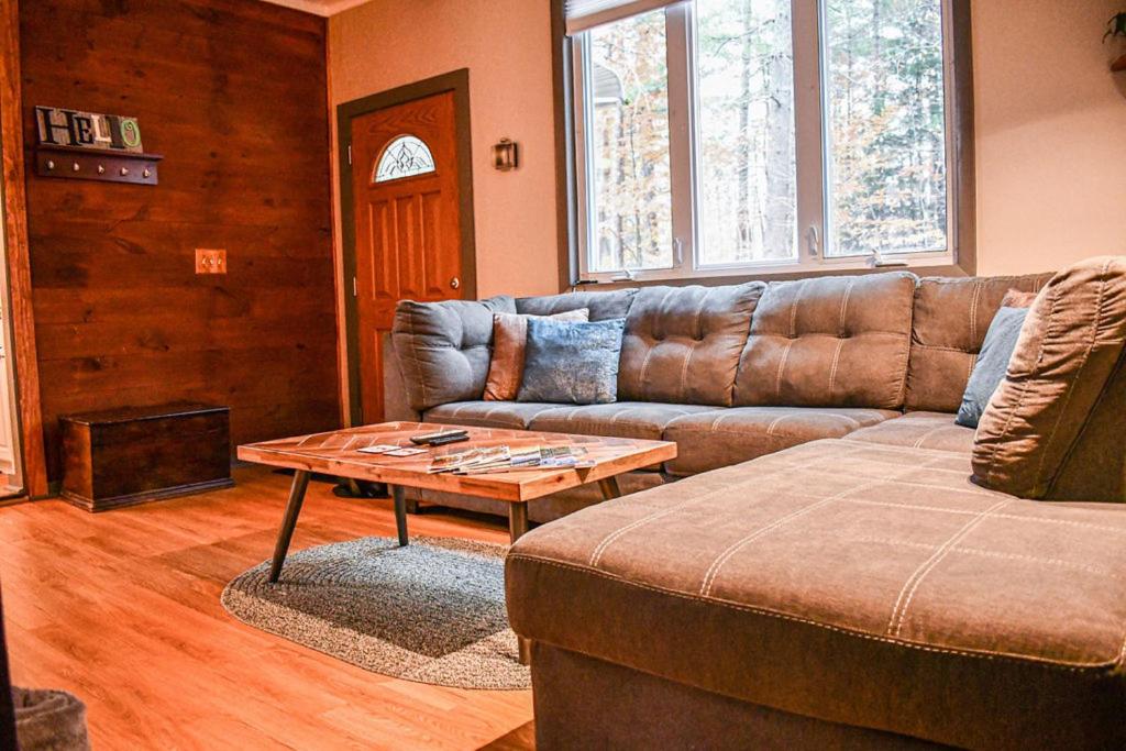Χώρος καθιστικού στο Brook Road Cabin