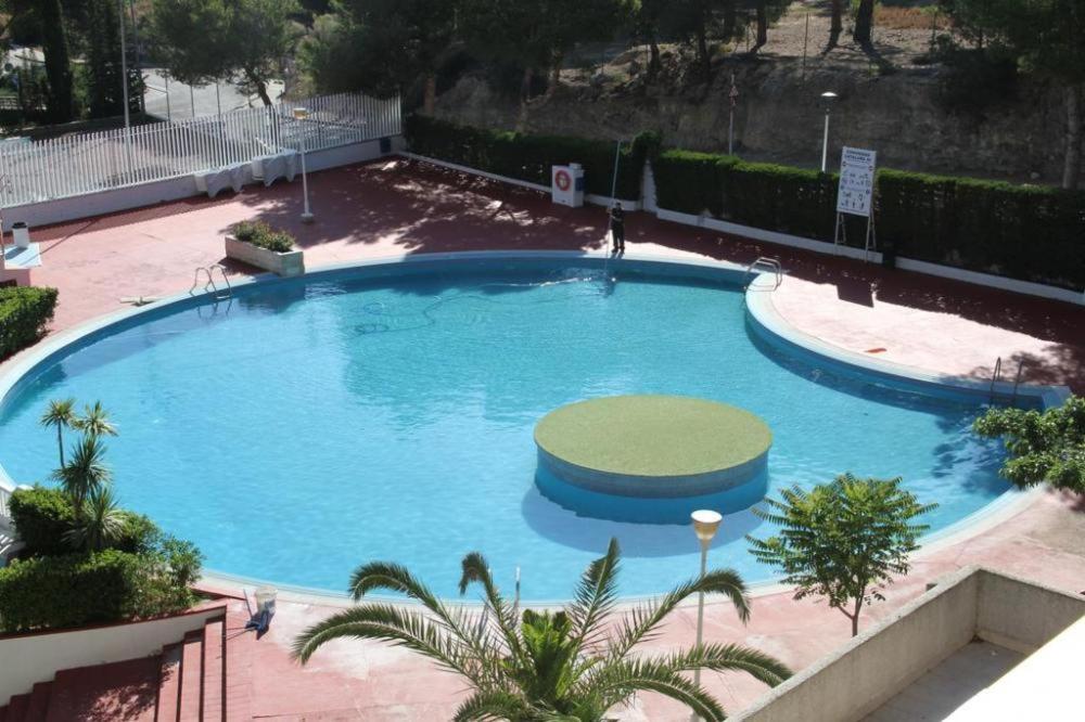 una gran piscina azul en un parque en For a Stay Catalunya 92, en Salou