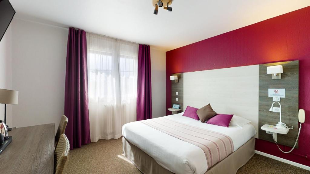 ein Hotelzimmer mit einem großen Bett mit lila Wänden in der Unterkunft Hotel Akena Toulouse Le Prado - Proche Zénith in Toulouse