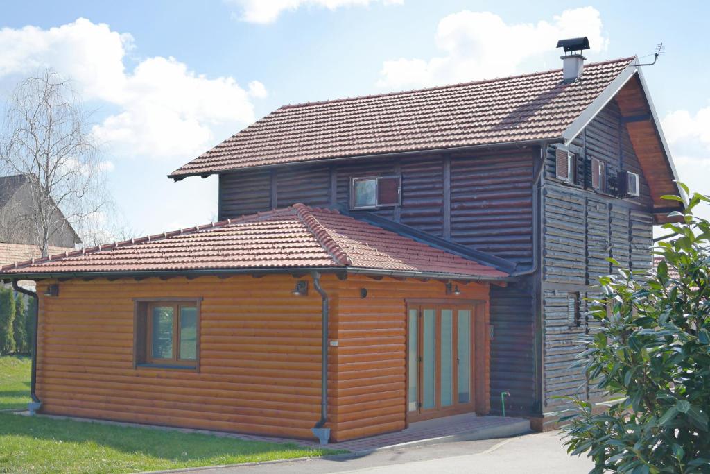 een kleine houten hut met een dak bij KUĆA ZA ODMOR BANOVAC in Gornje Komarevo