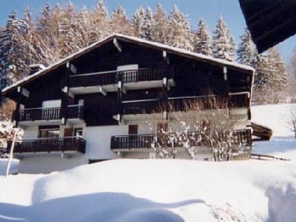 ムジェーヴにあるAppartement d'une chambre avec jardin amenage a Megeve a 2 km des pistesの雪の中の建物