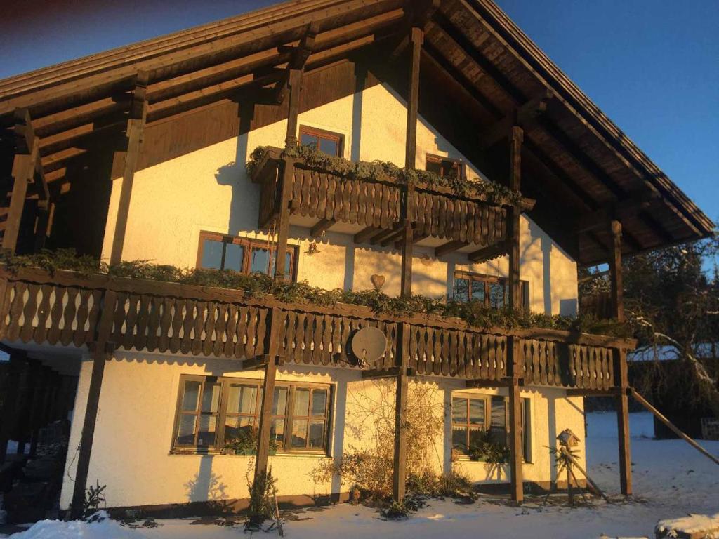 a large building with a balcony on top of it at Ferienwohnung Teufelsbauer in Rimbach