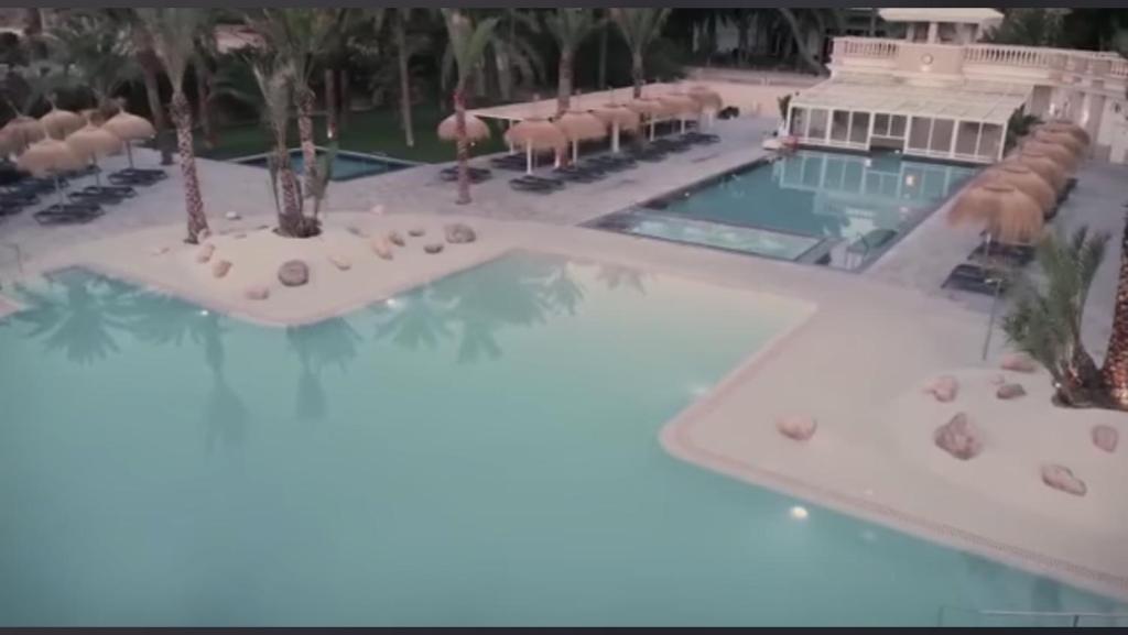 The swimming pool at or close to Balneario de Leana