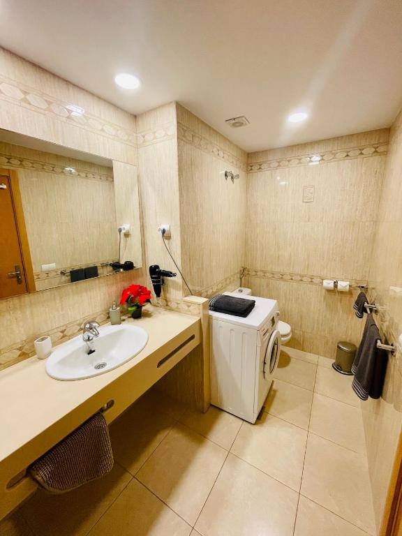 Kúpeľňa v ubytovaní Su Eminencia - Sea View Apartment with Modern Comforts