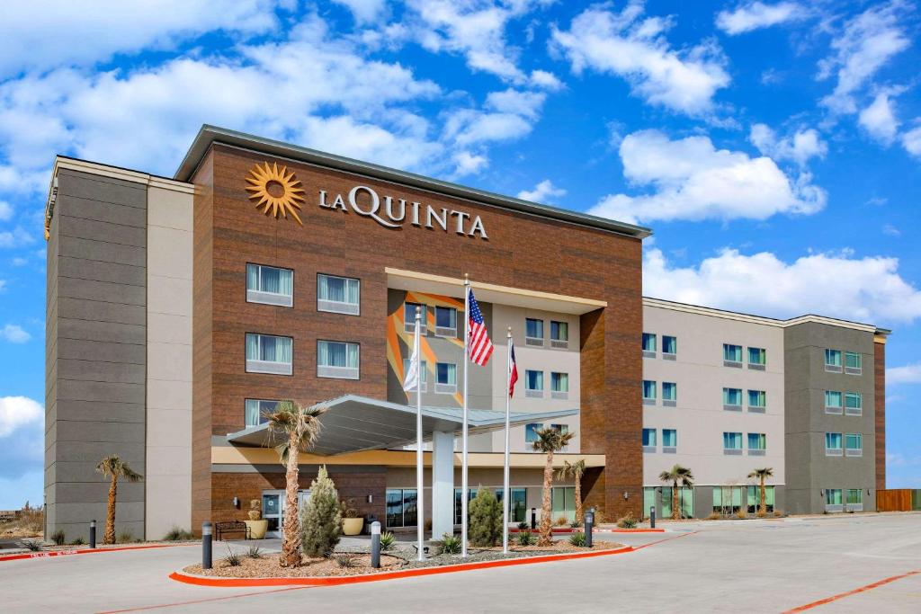 a hotel building with the words la quinta at La Quinta Inn & Suites by Wyndham Fort Stockton Northeast in Fort Stockton