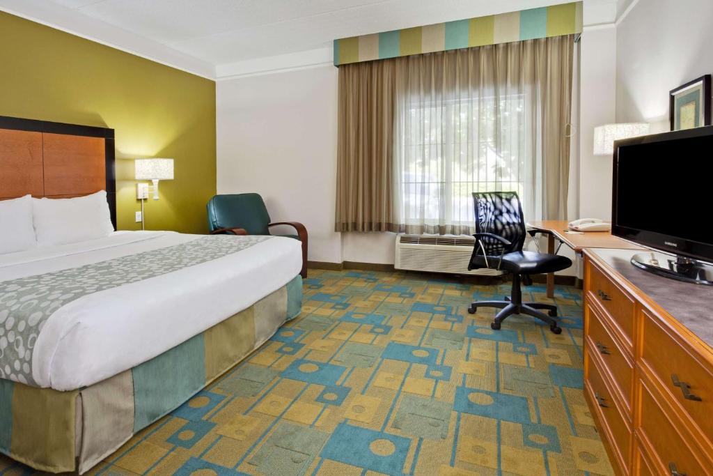 La Quinta by Wyndham Ft. Lauderdale Airport - King Room - Mobility/Hearing Accessible - Non-Smoking