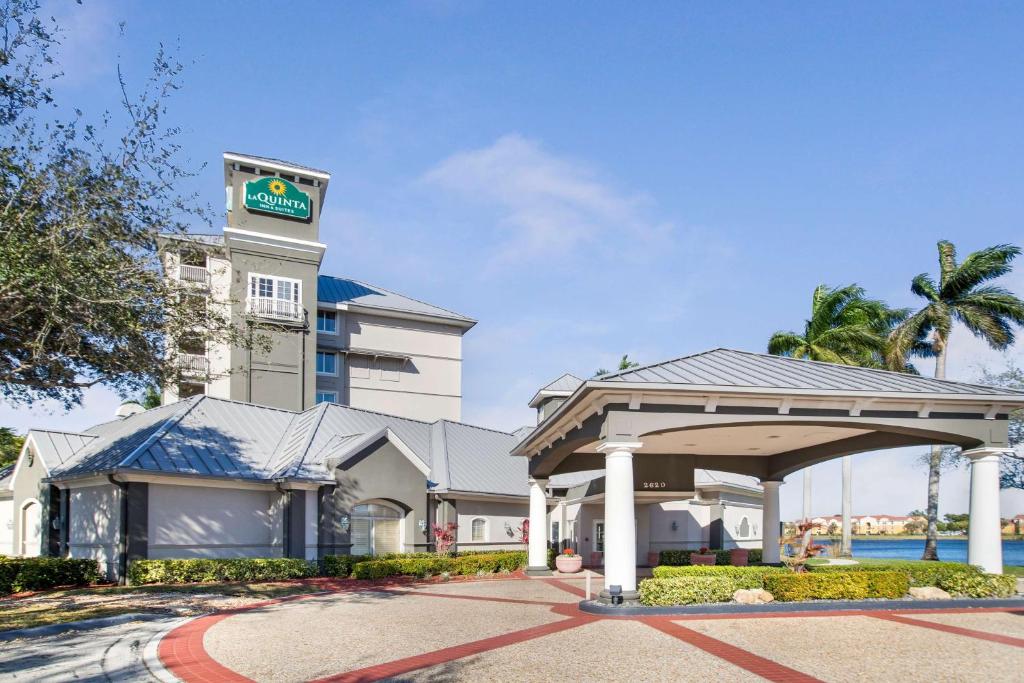 a hotel with a gazebo in front of a building at La Quinta by Wyndham Ft. Lauderdale Airport in Hollywood