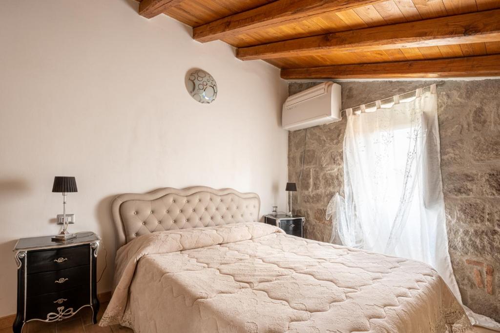 A bed or beds in a room at Medieval House