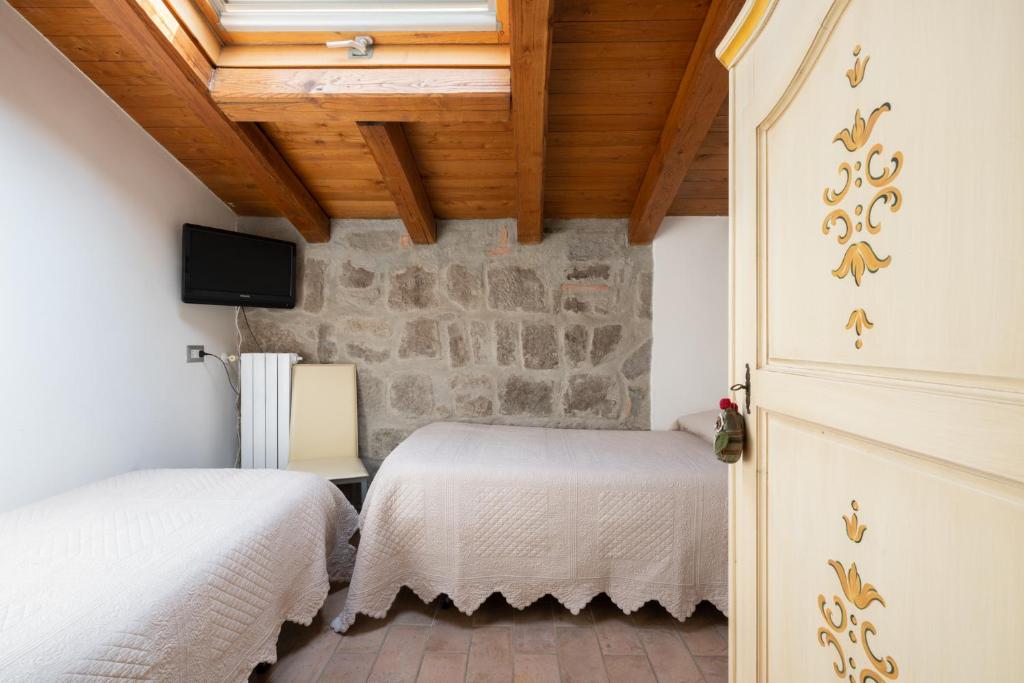 A bed or beds in a room at Medieval House