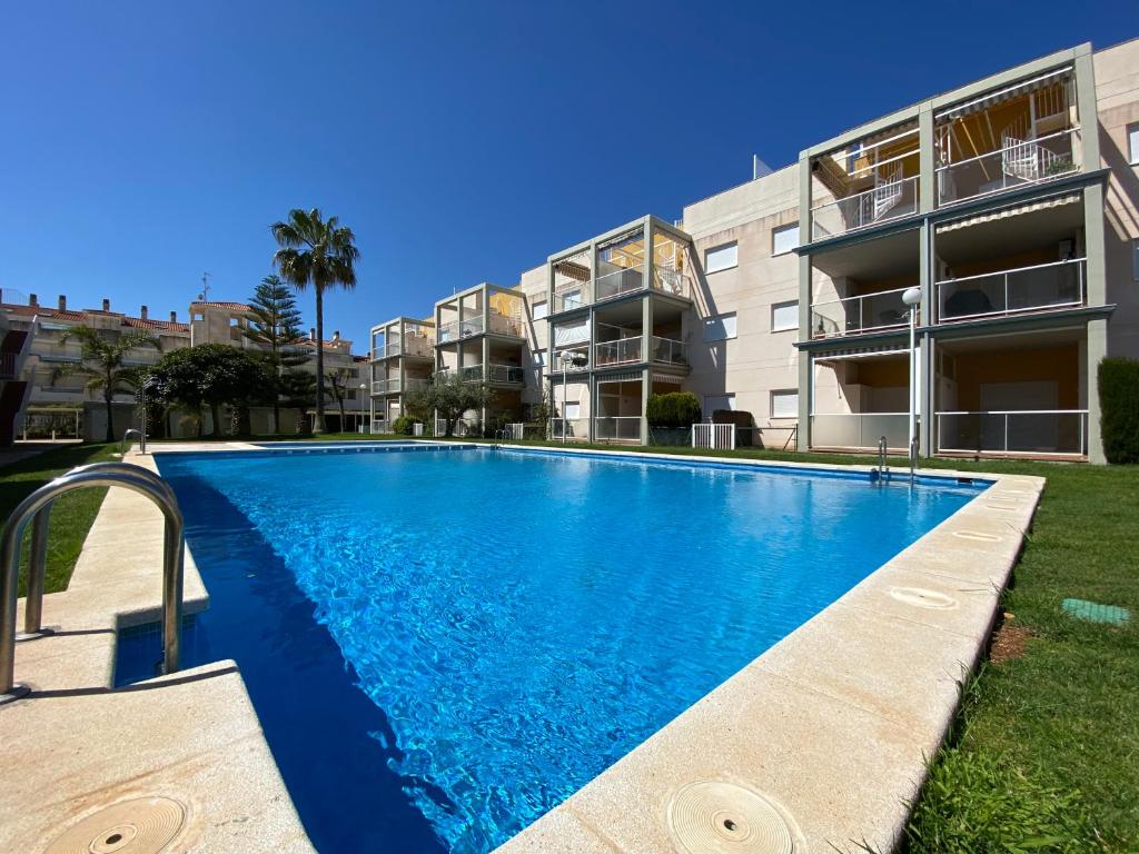 a large swimming pool in front of a building at Apartamentos Serenamar Altamar in Alcossebre