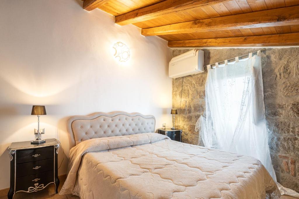 A bed or beds in a room at Medieval House