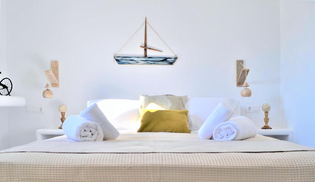 Postel nebo postele na pokoji v ubytování Krotiri View Paros