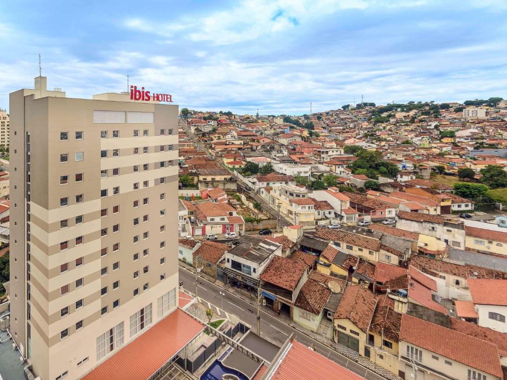 a view of a city with a building at ibis Jacarei in Jacareí