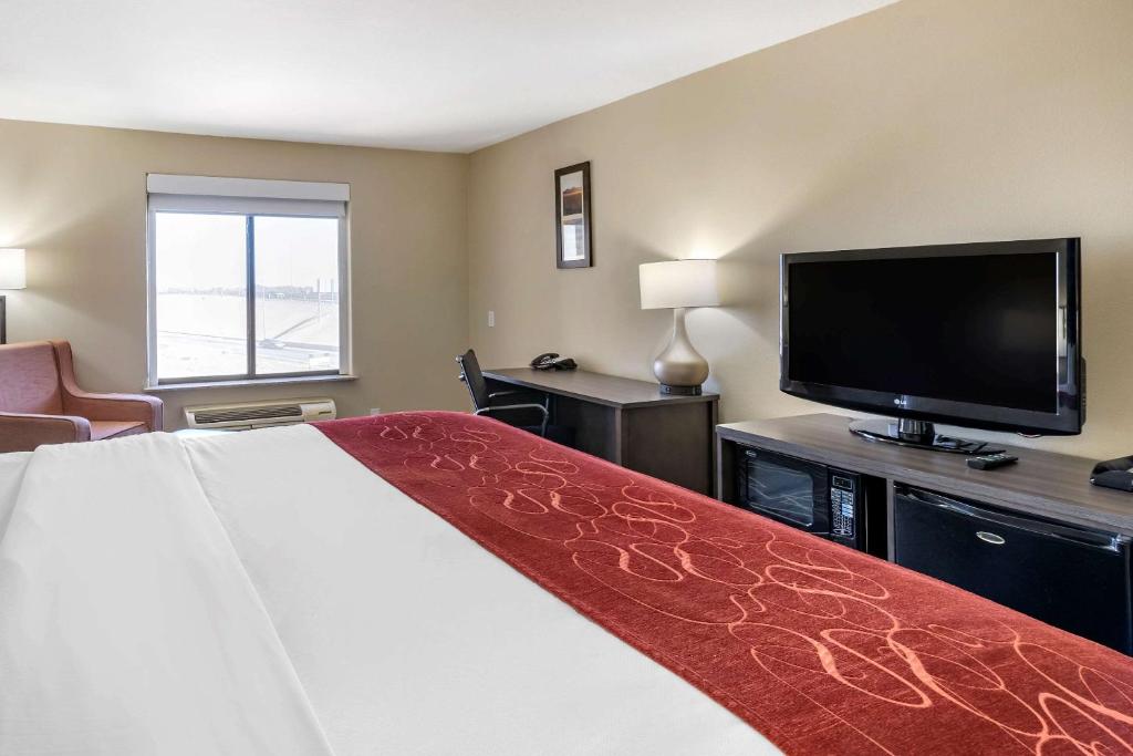 TV a/nebo společenská místnost v ubytování Comfort Inn & Suites
