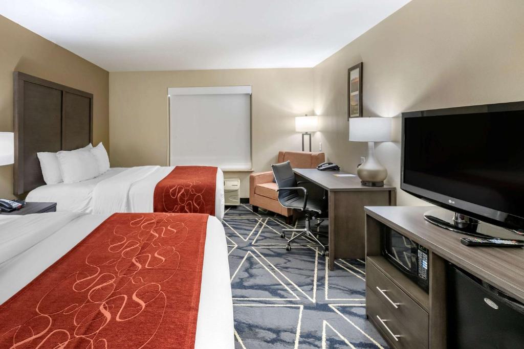 TV a/nebo společenská místnost v ubytování Comfort Inn & Suites