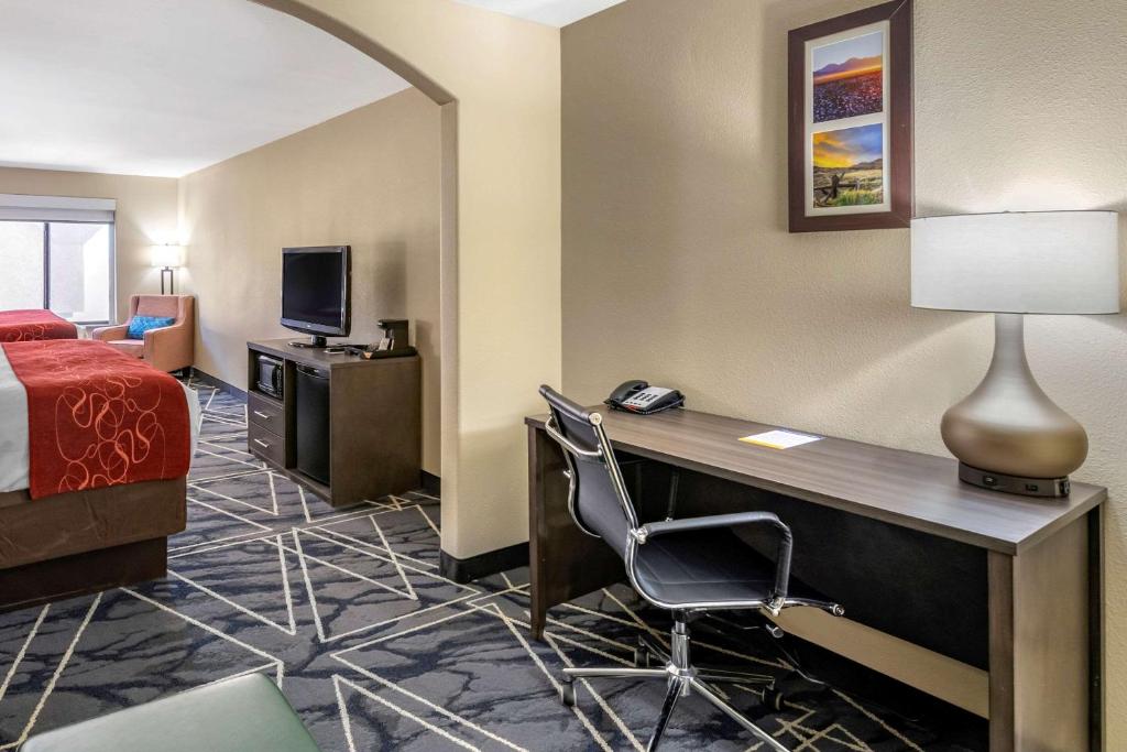 Postel nebo postele na pokoji v ubytování Comfort Inn & Suites