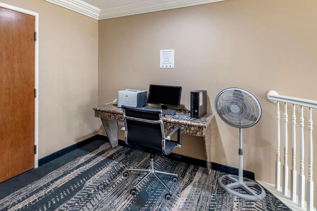 TV a/nebo společenská místnost v ubytování Comfort Inn & Suites