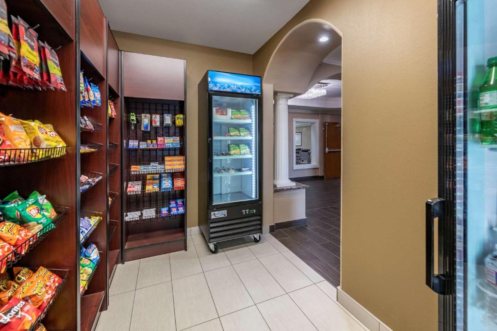 Supermarket nebo jiné obchody v  hotelu nebo okolí
