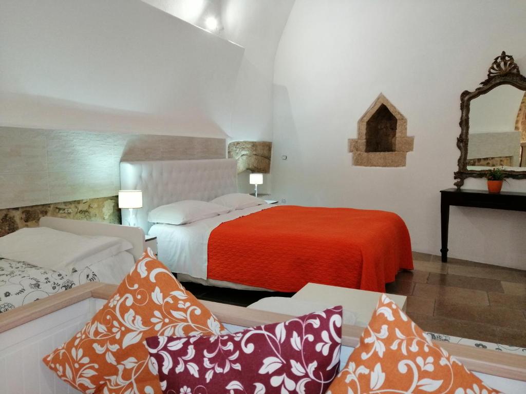 ein Hotelzimmer mit einem Bett und einem Sofa in der Unterkunft Borgoantico Apartment in Bari