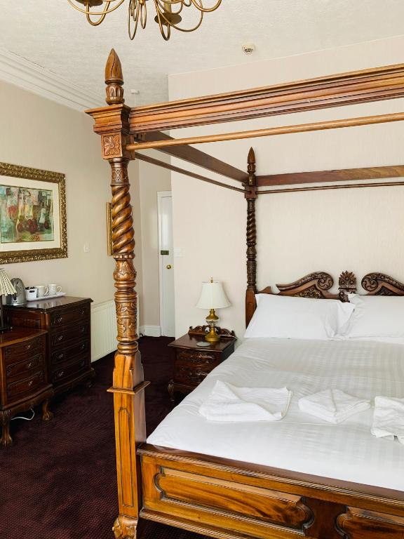 
Luxury Four-Poster Room (Front)
