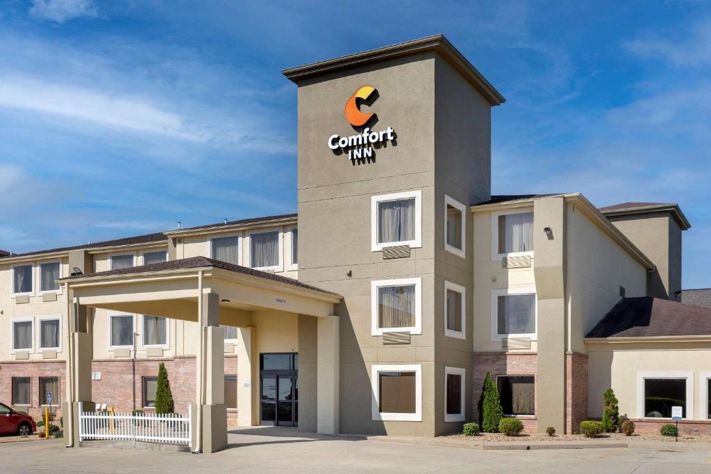 a front view of a hotel with a sign on it at Comfort Inn in Somerset