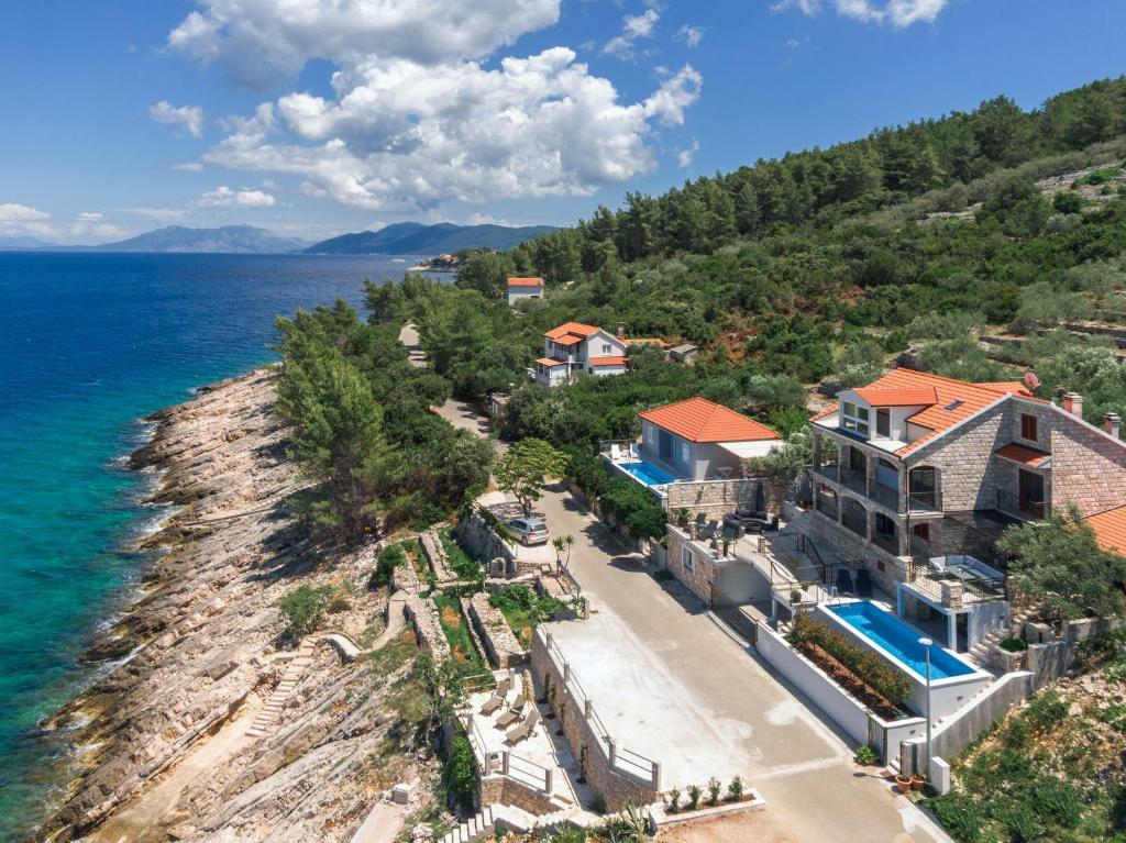 una vista aérea de una casa en una colina junto al océano en Holiday Home Dona Maria en Prigradica