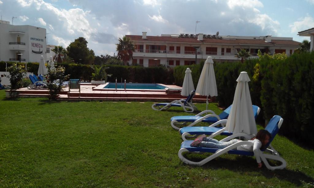 Bazén v ubytovaní Apartamentos venecia a unos pasos de la playa alebo v jeho blízkosti